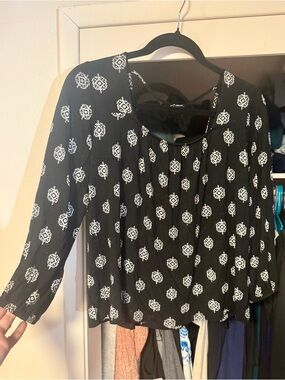 Black and White Patterned Women's Long-Sleeve Top